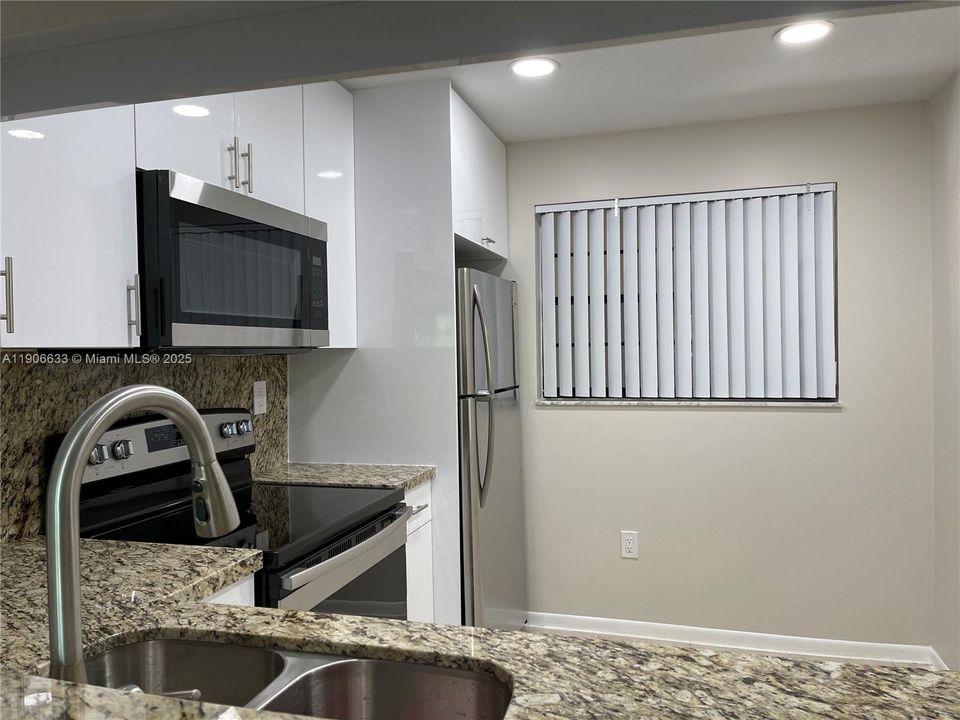 Active With Contract: $2,300 (2 beds, 2 baths, 936 Square Feet)