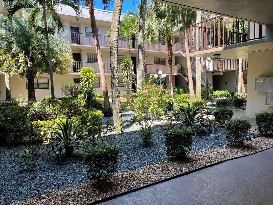 Active With Contract: $2,300 (2 beds, 2 baths, 936 Square Feet)