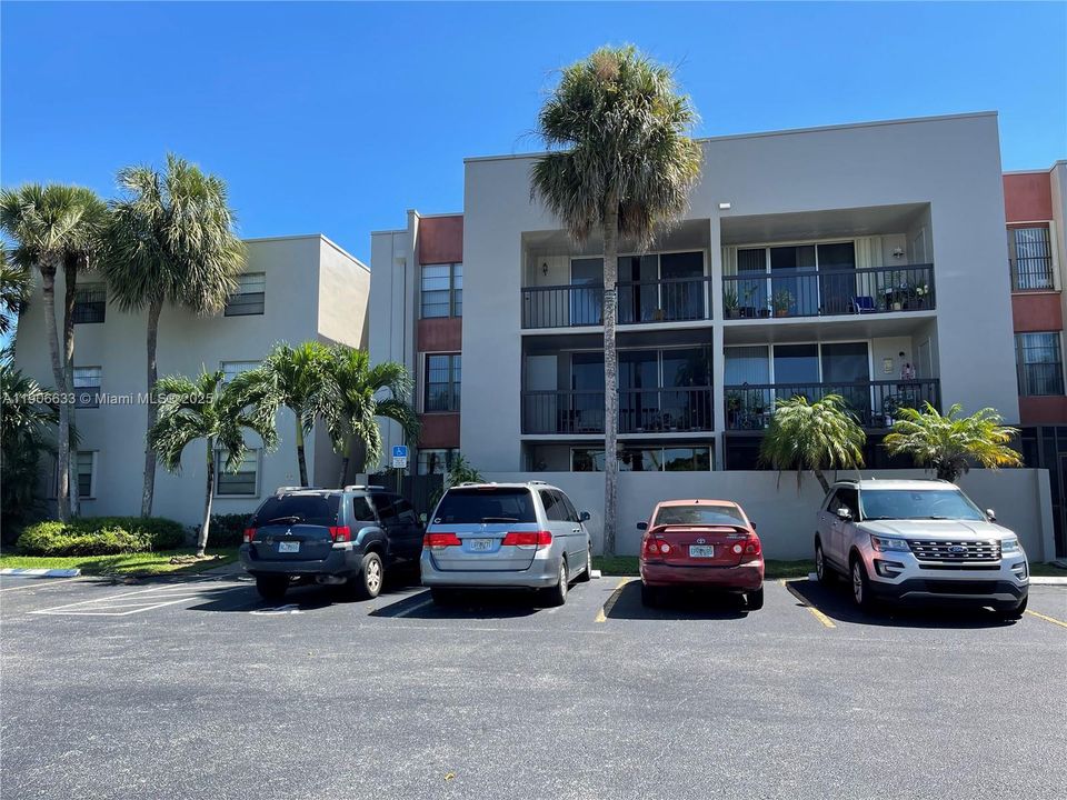 Active With Contract: $2,300 (2 beds, 2 baths, 936 Square Feet)