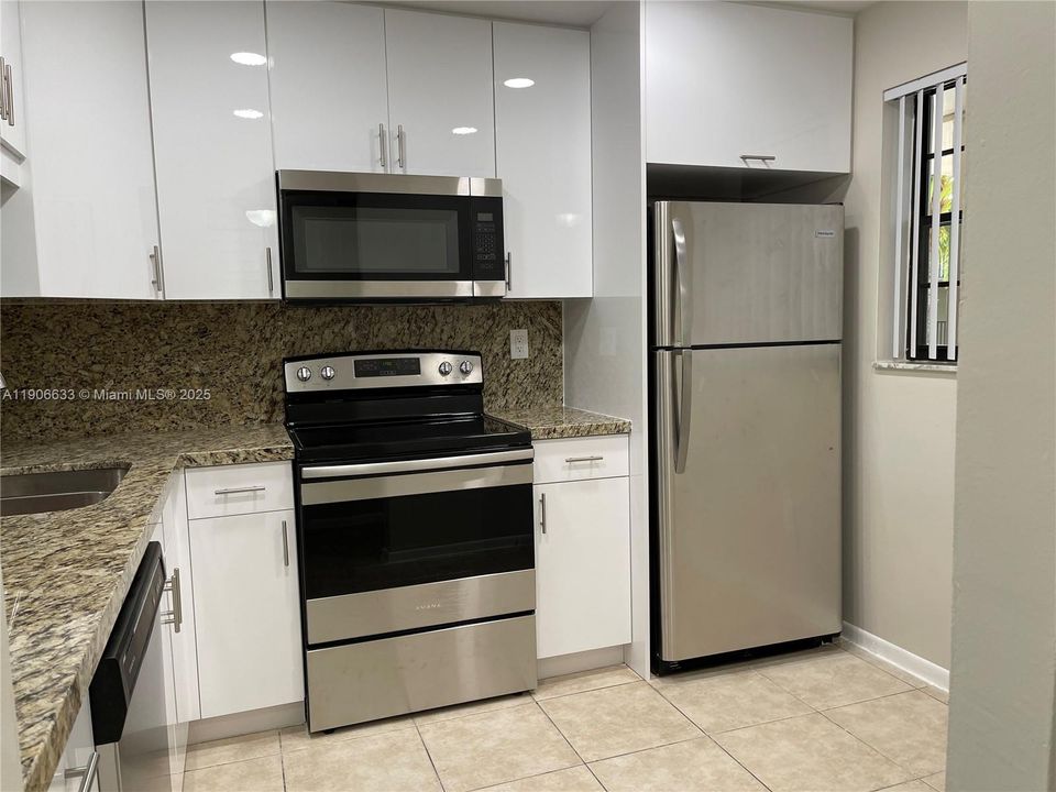 Active With Contract: $2,300 (2 beds, 2 baths, 936 Square Feet)