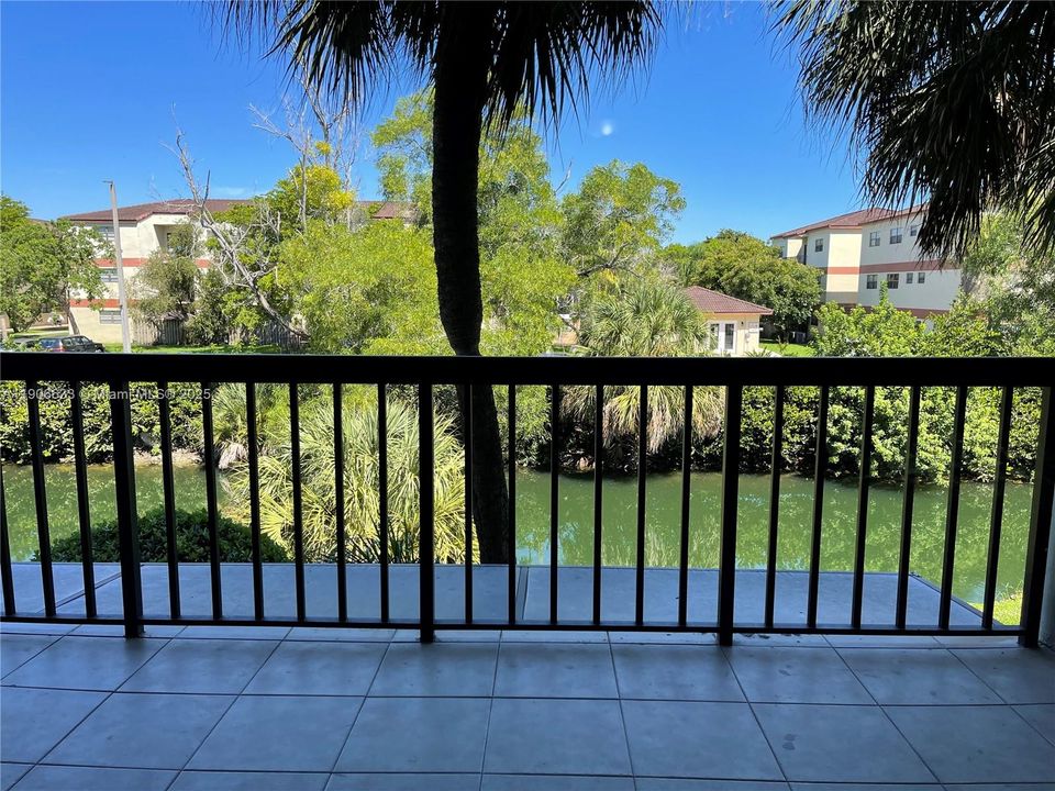 Active With Contract: $2,300 (2 beds, 2 baths, 936 Square Feet)