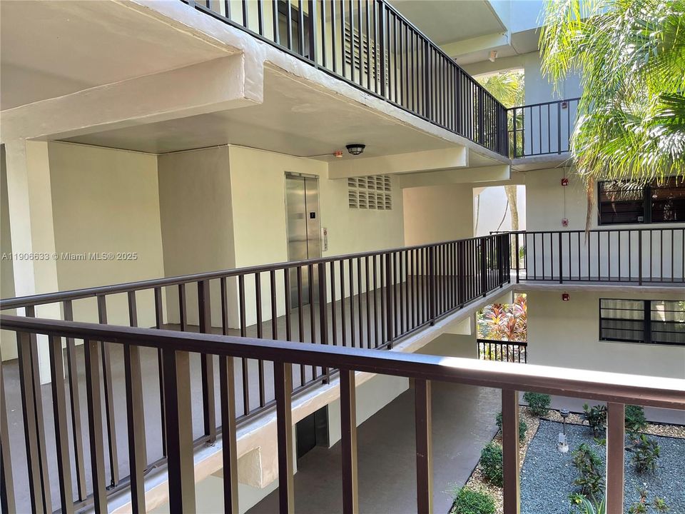 Active With Contract: $2,300 (2 beds, 2 baths, 936 Square Feet)