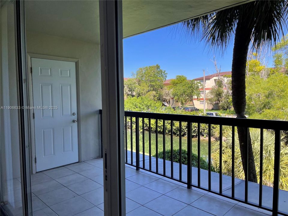 Active With Contract: $2,300 (2 beds, 2 baths, 936 Square Feet)