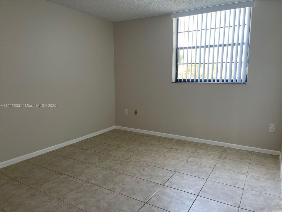 Active With Contract: $2,300 (2 beds, 2 baths, 936 Square Feet)