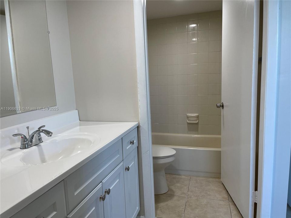 Active With Contract: $2,300 (2 beds, 2 baths, 936 Square Feet)