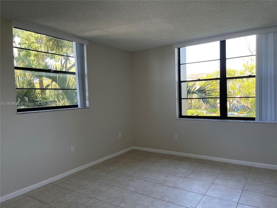 Active With Contract: $2,300 (2 beds, 2 baths, 936 Square Feet)