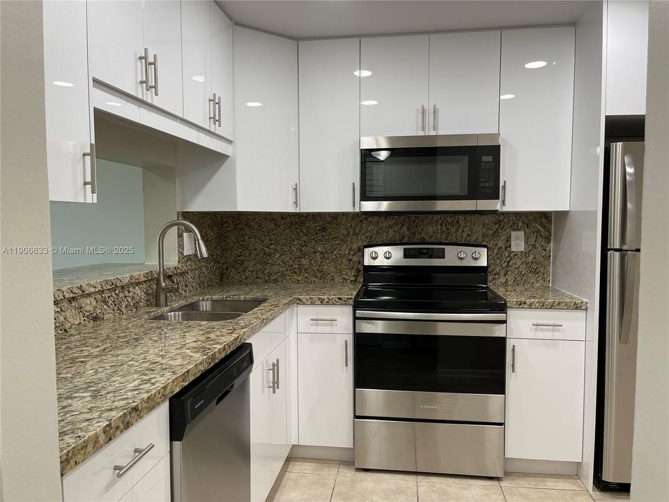 Active With Contract: $2,300 (2 beds, 2 baths, 936 Square Feet)
