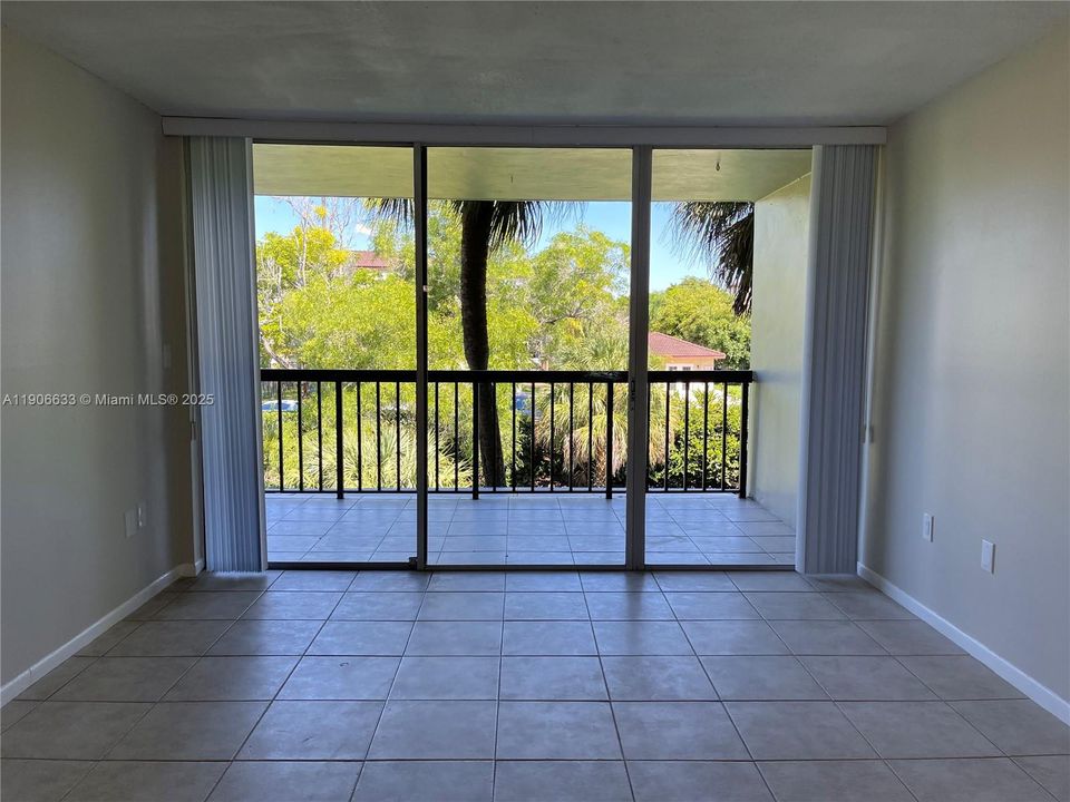 Active With Contract: $2,300 (2 beds, 2 baths, 936 Square Feet)