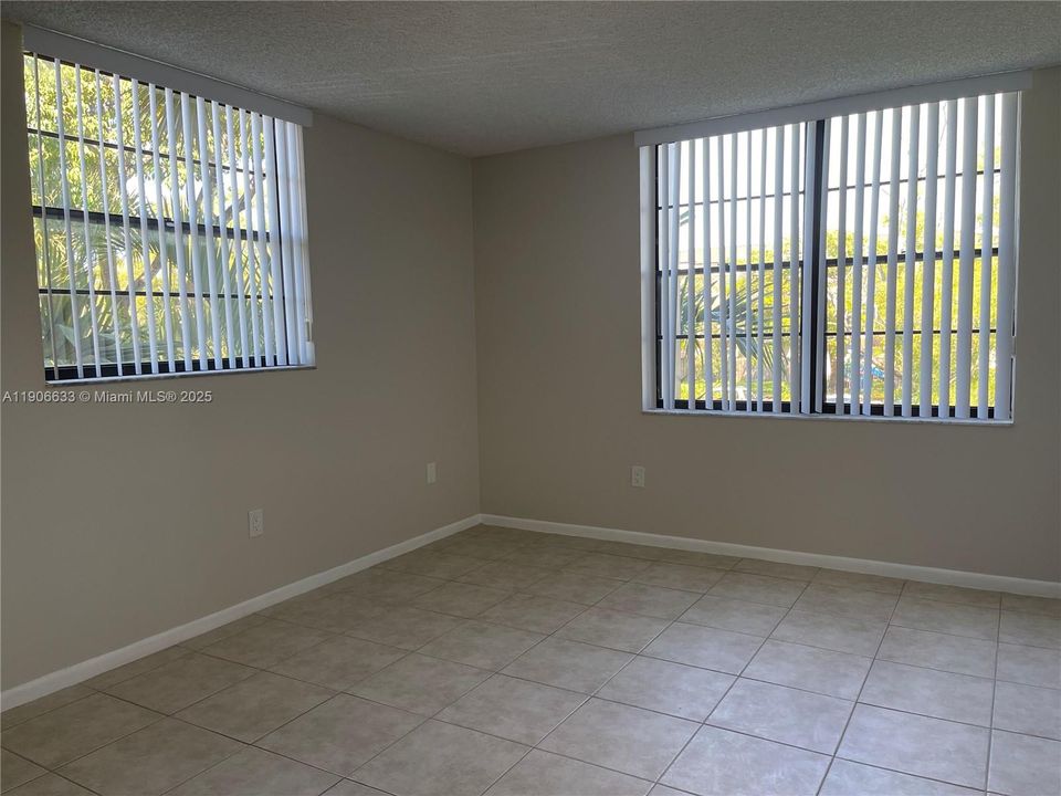 Active With Contract: $2,300 (2 beds, 2 baths, 936 Square Feet)