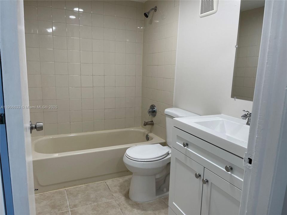 Active With Contract: $2,300 (2 beds, 2 baths, 936 Square Feet)