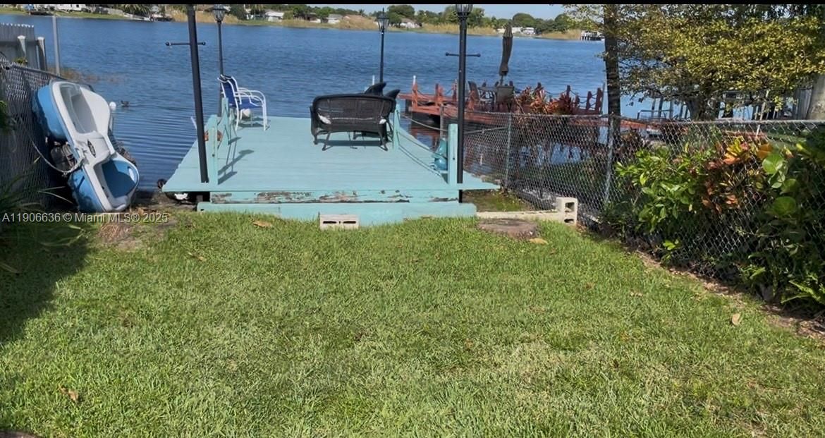 Have lunch, relax, sunbathing, all here