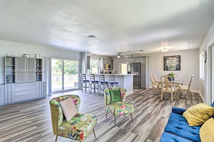 Active With Contract: $3,499 (3 beds, 2 baths, 1843 Square Feet)