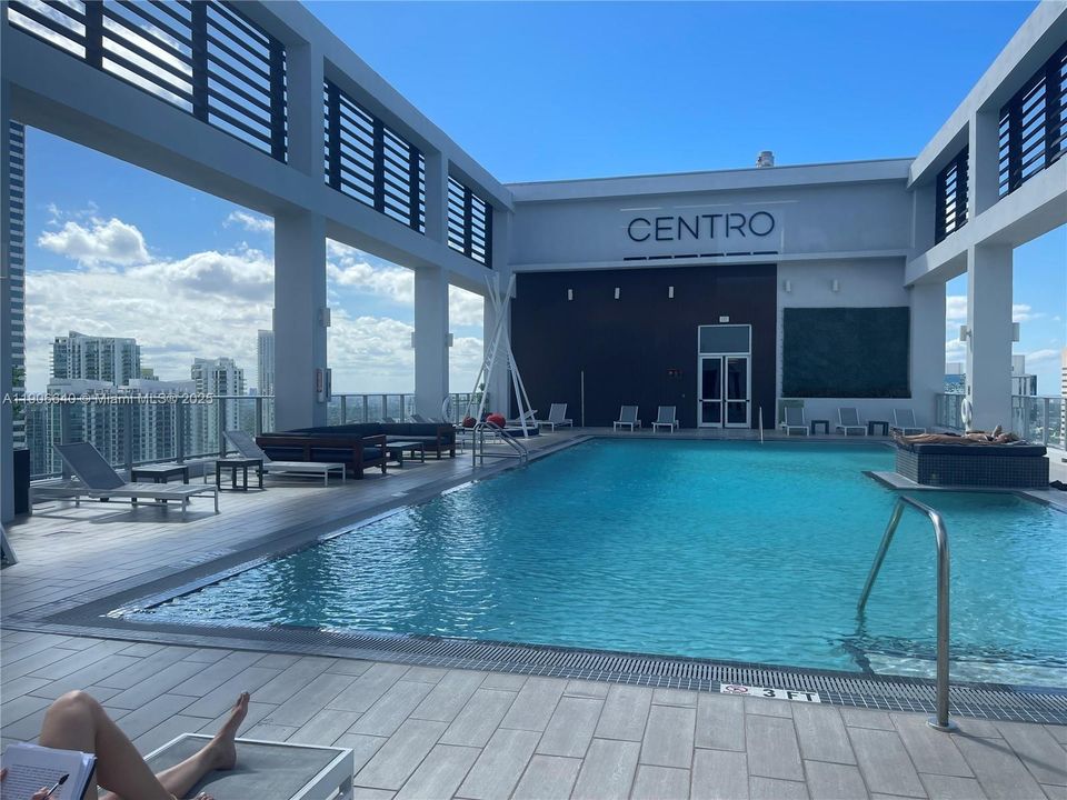 For Rent: $2,500 (1 beds, 1 baths, 526 Square Feet)