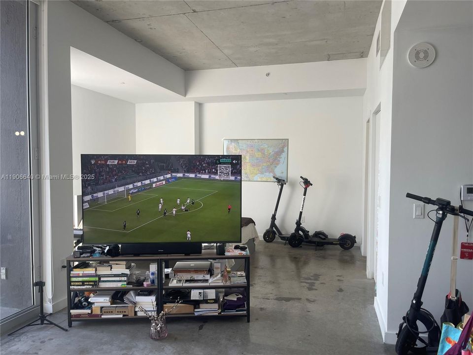 For Rent: $2,500 (1 beds, 1 baths, 526 Square Feet)