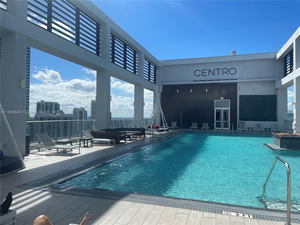 For Rent: $2,500 (1 beds, 1 baths, 526 Square Feet)