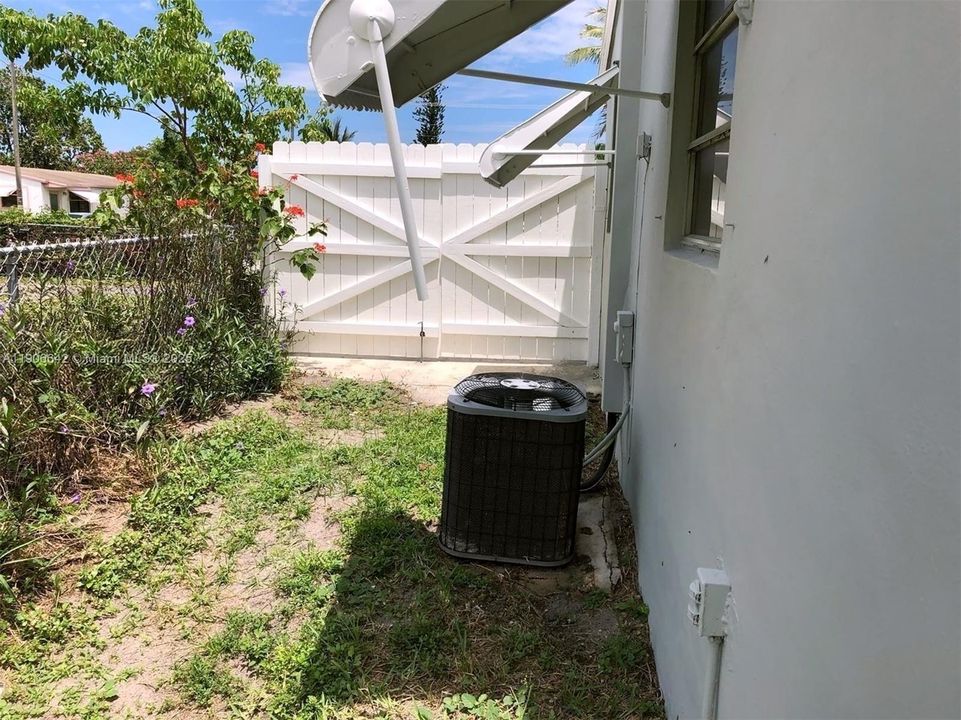 For Rent: $2,650 (3 beds, 1 baths, 920 Square Feet)