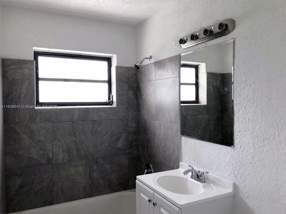 For Rent: $2,650 (3 beds, 1 baths, 920 Square Feet)