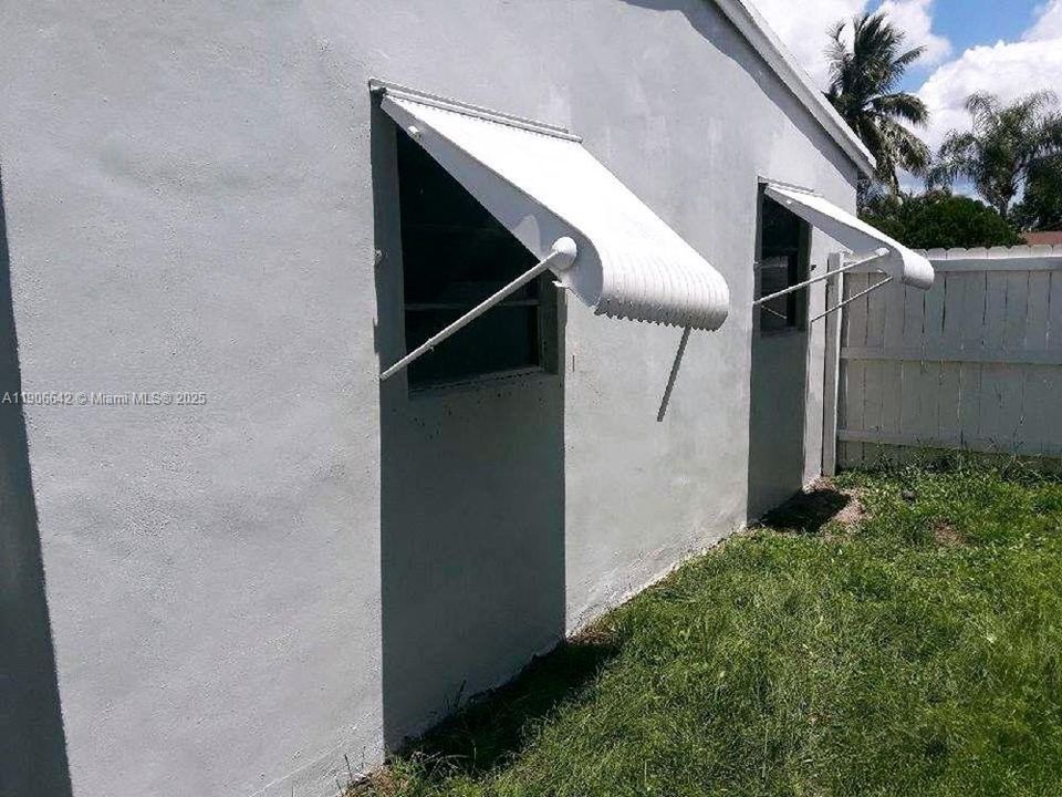 For Rent: $2,650 (3 beds, 1 baths, 920 Square Feet)