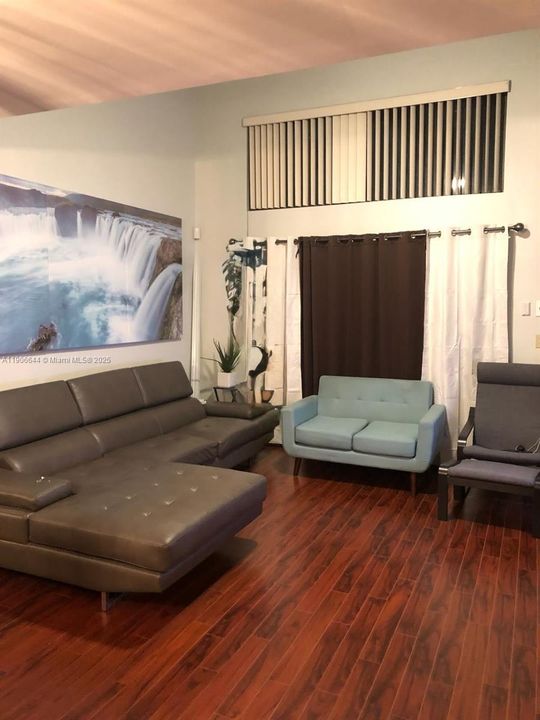 Activo con contrato: $2,495 (3 camas, 2 baños, 1578 Pies cuadrados)