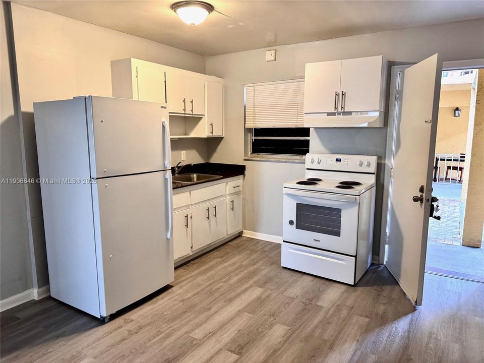 出租: $1,700 (2 贝兹, 1 浴室, 700 平方英尺)