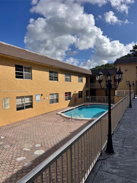 出租: $1,700 (2 贝兹, 1 浴室, 700 平方英尺)