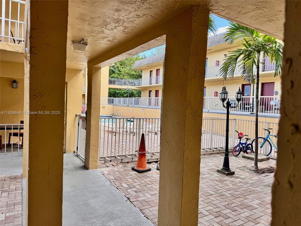 出租: $1,700 (2 贝兹, 1 浴室, 700 平方英尺)