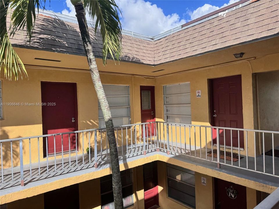 出租: $1,700 (2 贝兹, 1 浴室, 700 平方英尺)