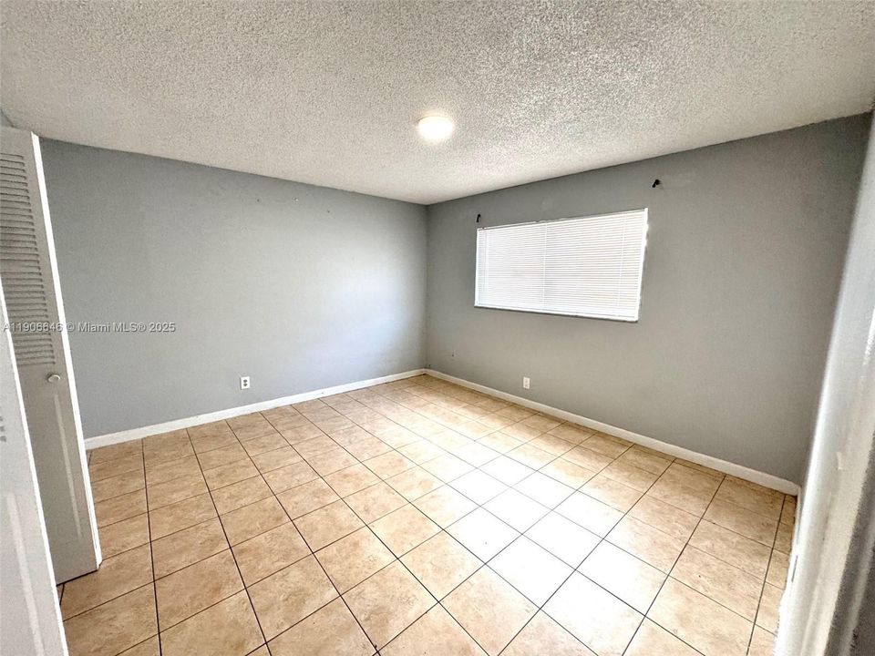 出租: $1,700 (2 贝兹, 1 浴室, 700 平方英尺)