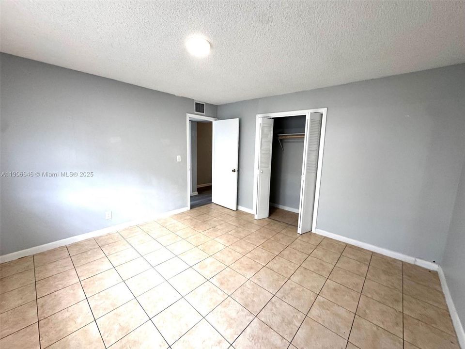 出租: $1,700 (2 贝兹, 1 浴室, 700 平方英尺)