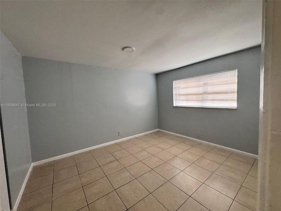 For Rent: $2,350 (3 beds, 1 baths, 780 Square Feet)