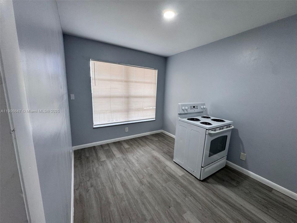 For Rent: $2,350 (3 beds, 1 baths, 780 Square Feet)