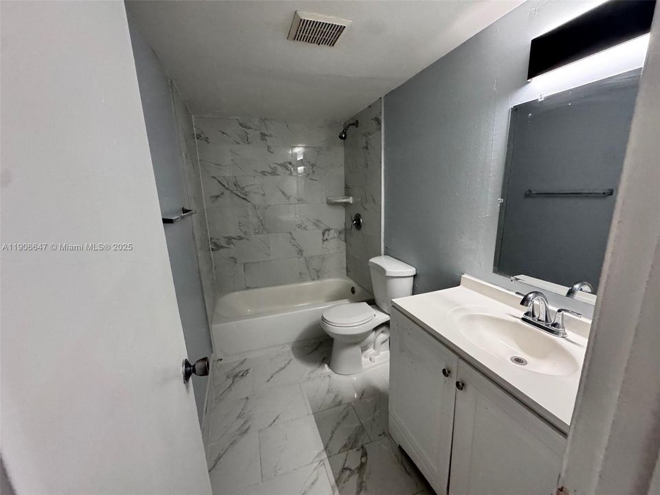 For Rent: $2,350 (3 beds, 1 baths, 780 Square Feet)
