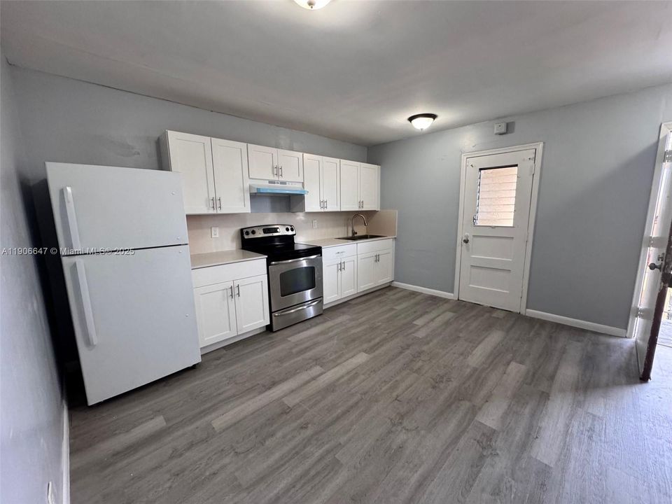 For Rent: $2,350 (3 beds, 1 baths, 780 Square Feet)