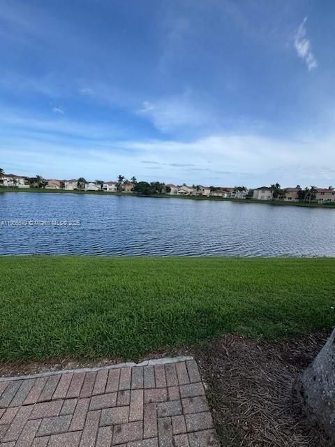 合同活跃: $4,300 (3 贝兹, 2 浴室, 1420 平方英尺)