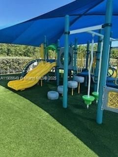 合同活跃: $4,300 (3 贝兹, 2 浴室, 1420 平方英尺)