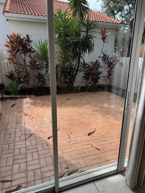 合同活跃: $4,300 (3 贝兹, 2 浴室, 1420 平方英尺)