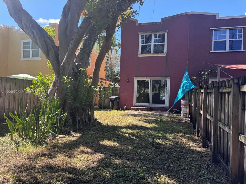 На продажу: $245,000 (2 спален, 2 ванн, 1216 Квадратных фут)