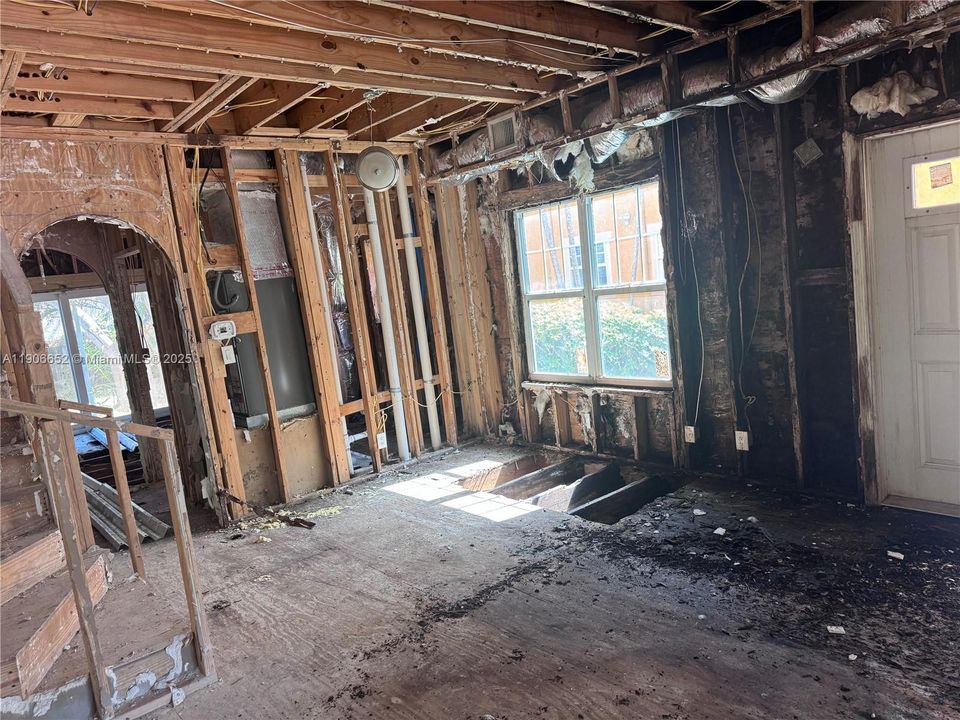 На продажу: $245,000 (2 спален, 2 ванн, 1216 Квадратных фут)