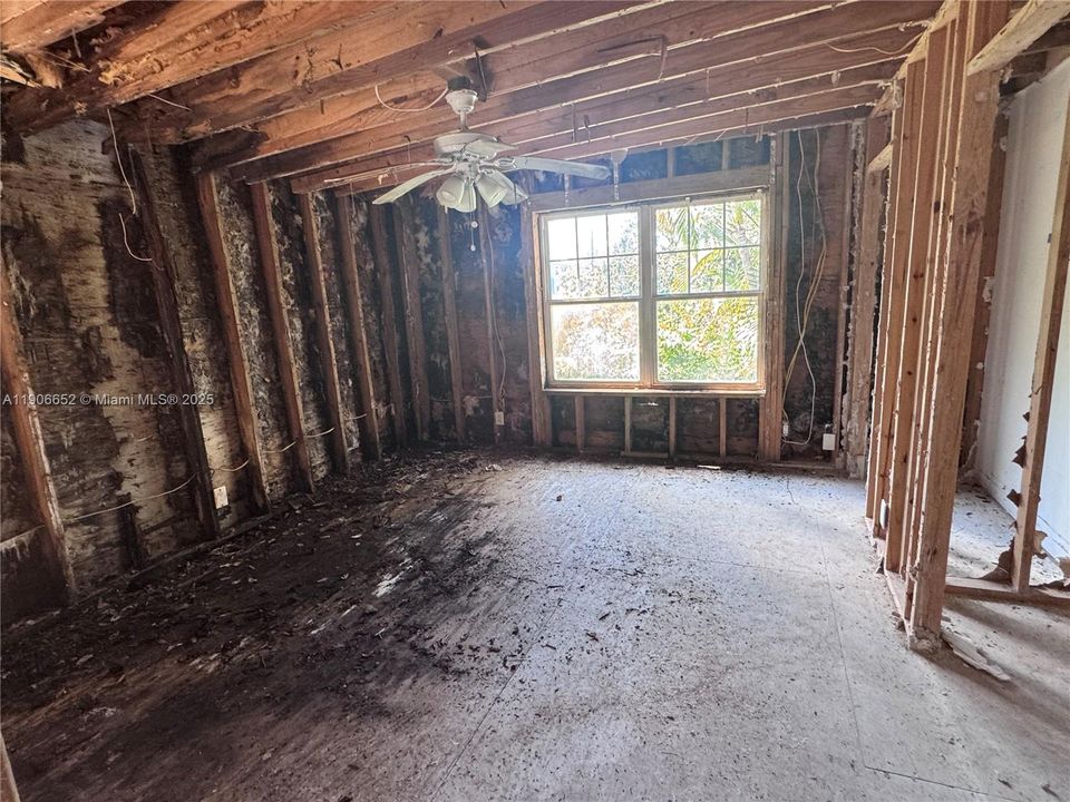 На продажу: $245,000 (2 спален, 2 ванн, 1216 Квадратных фут)