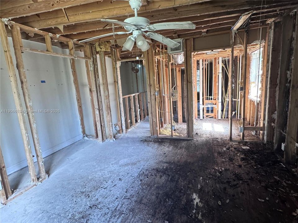 На продажу: $245,000 (2 спален, 2 ванн, 1216 Квадратных фут)