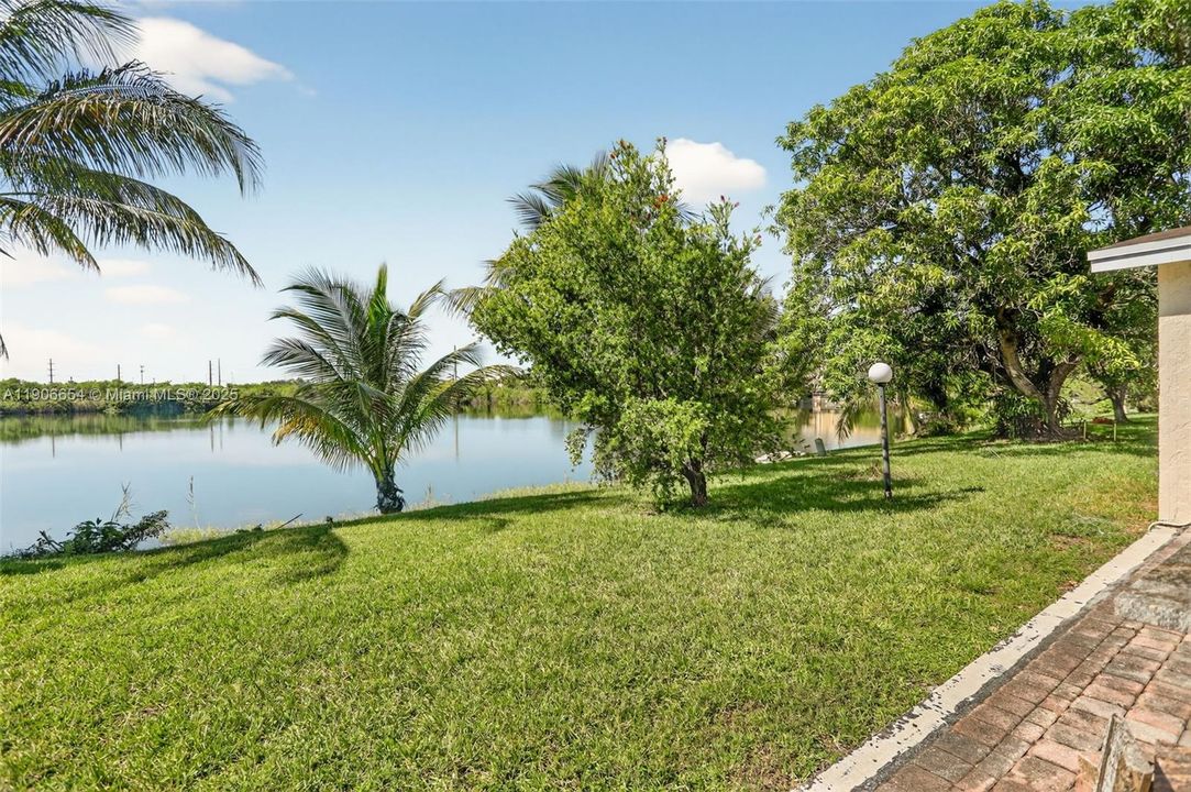 合同活跃: $425,000 (2 贝兹, 2 浴室, 1708 平方英尺)