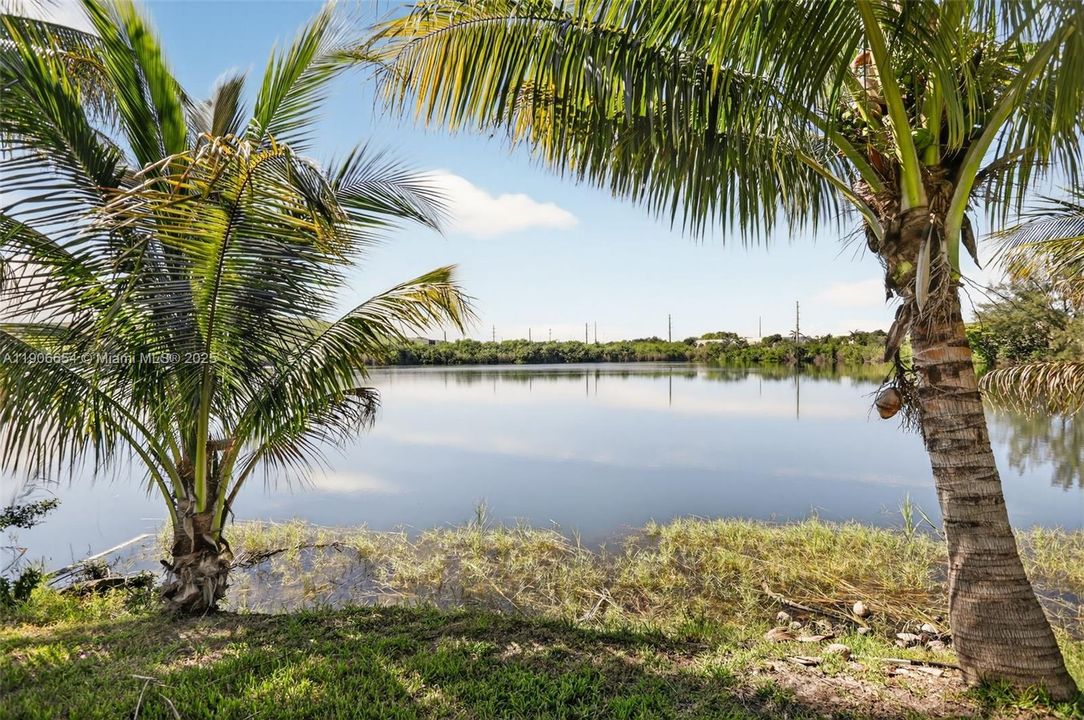 合同活跃: $425,000 (2 贝兹, 2 浴室, 1708 平方英尺)