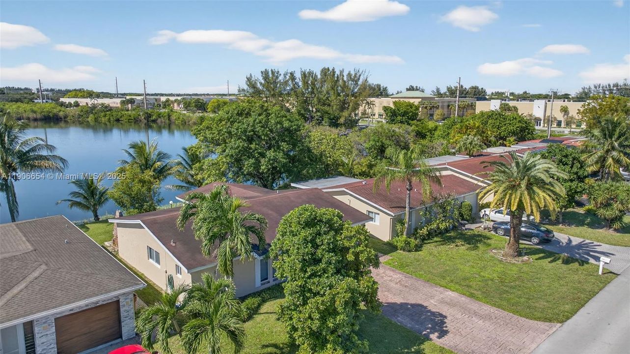 合同活跃: $425,000 (2 贝兹, 2 浴室, 1708 平方英尺)