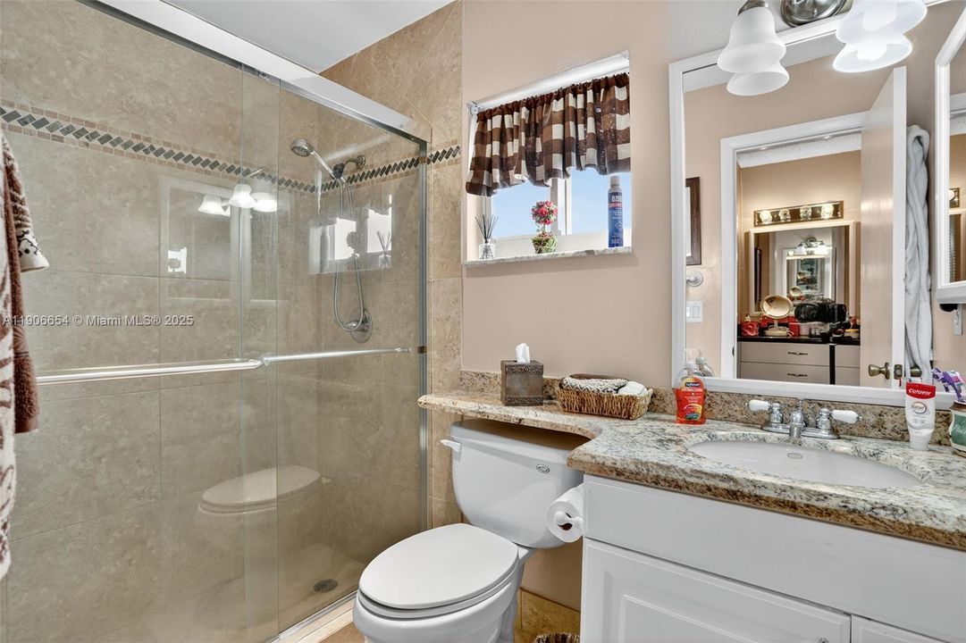 合同活跃: $425,000 (2 贝兹, 2 浴室, 1708 平方英尺)