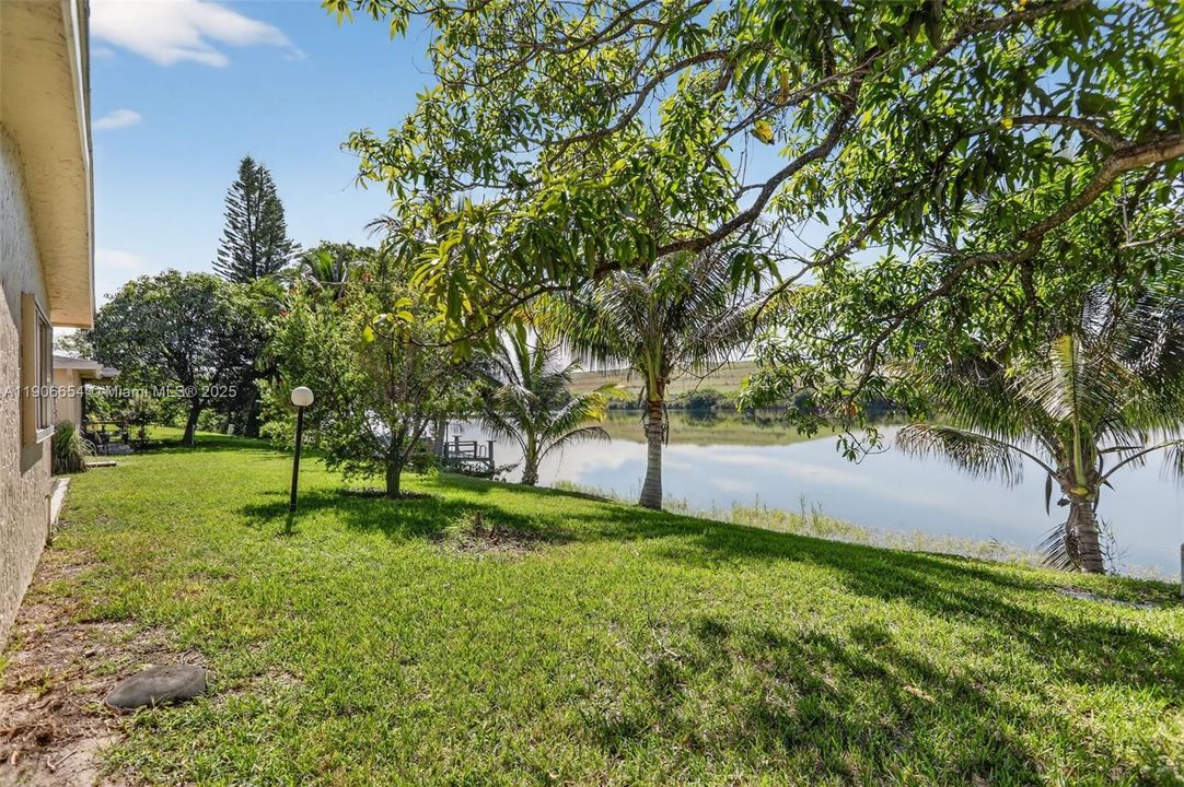 合同活跃: $425,000 (2 贝兹, 2 浴室, 1708 平方英尺)