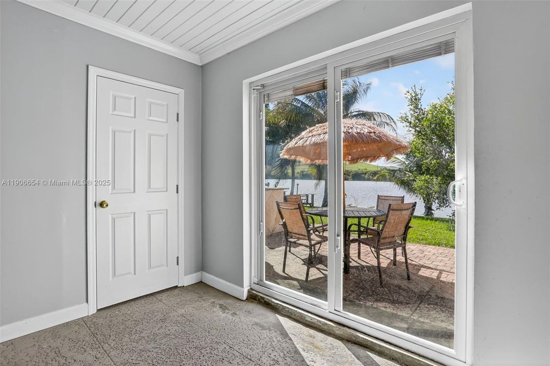 合同活跃: $425,000 (2 贝兹, 2 浴室, 1708 平方英尺)