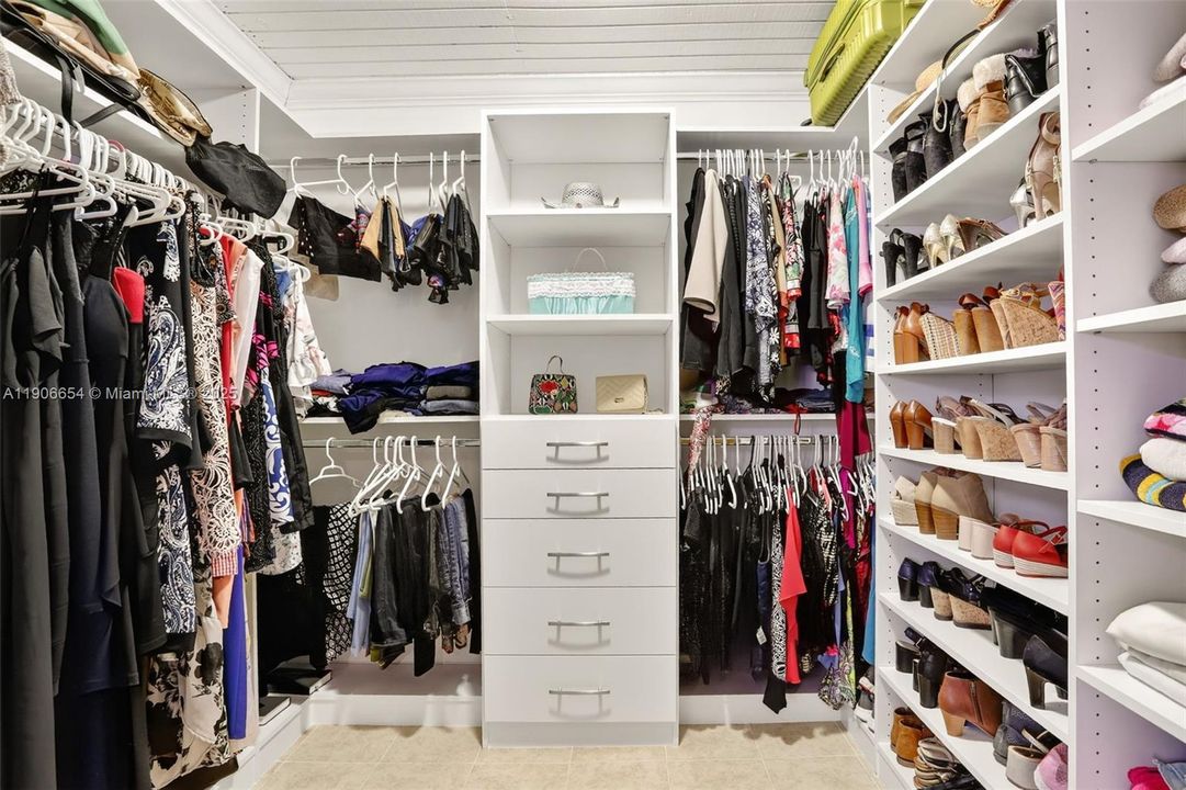 合同活跃: $425,000 (2 贝兹, 2 浴室, 1708 平方英尺)