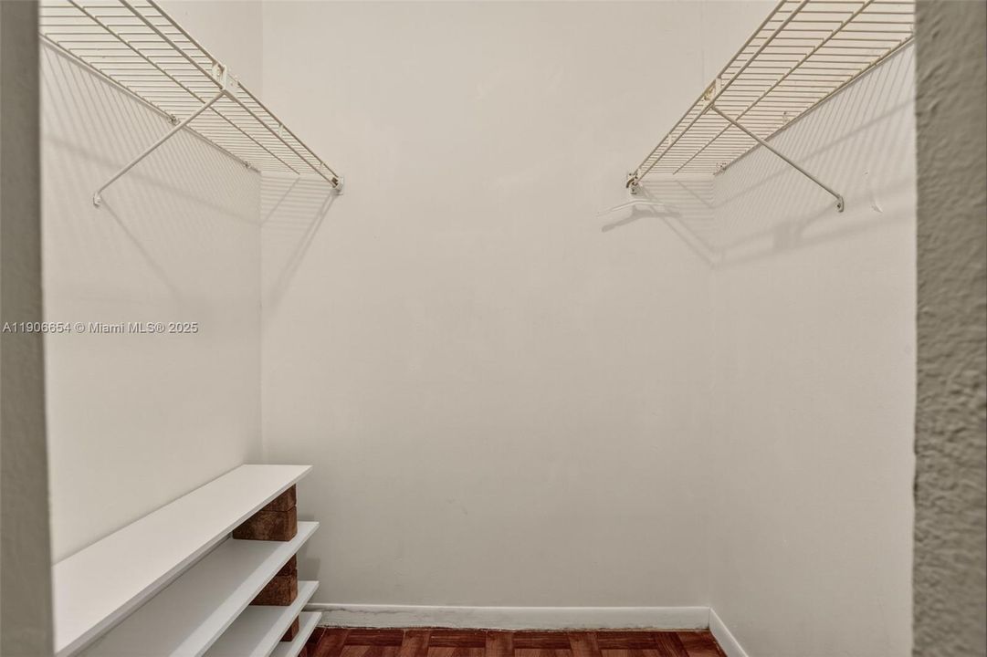 合同活跃: $425,000 (2 贝兹, 2 浴室, 1708 平方英尺)