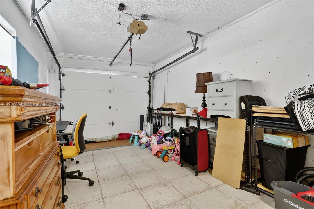 合同活跃: $425,000 (2 贝兹, 2 浴室, 1708 平方英尺)