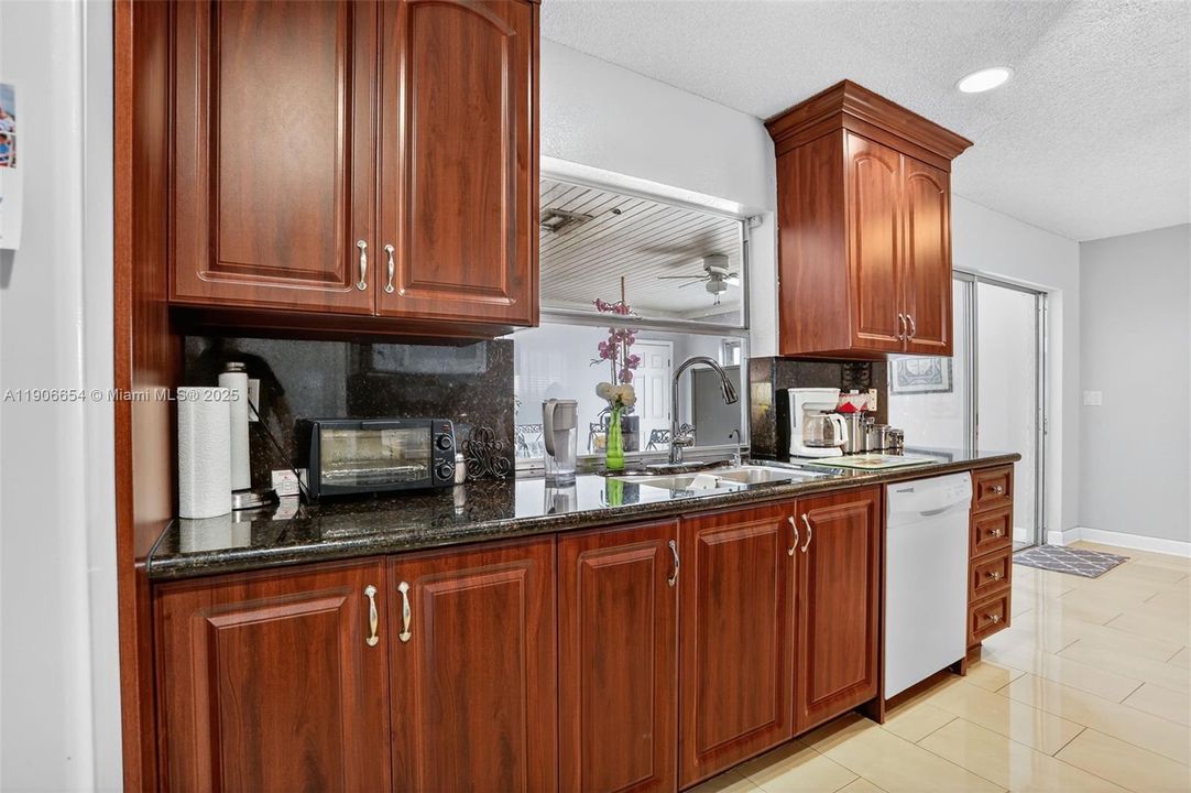 合同活跃: $425,000 (2 贝兹, 2 浴室, 1708 平方英尺)